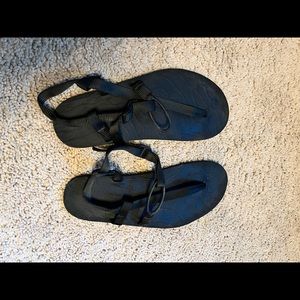 Unshoes brand minimalist sandals for woman! All black, great condition